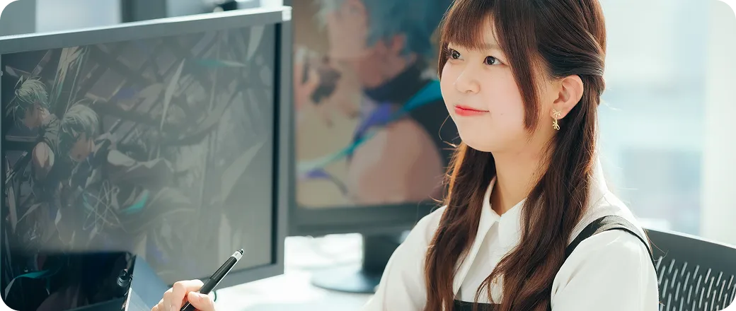 液晶タブレットでキャラクターを描く女性の姿を写し、画力と感性を育む授業の様子を示す画像